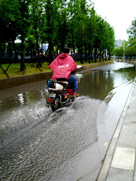 下雨天骑摩托车