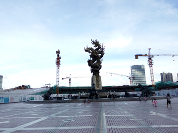 龙城广场龙雕像