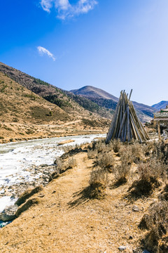 村边溪流