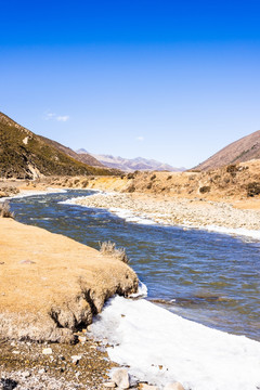 村边溪流