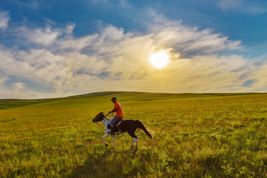 乌拉盖草原 骑马的蒙古族小伙