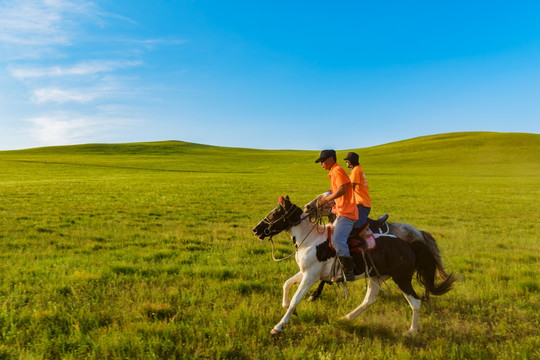 乌拉盖草原 骑马的蒙古族小伙
