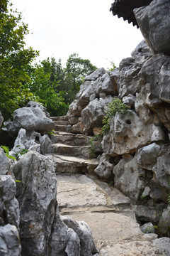 假山石石阶小道