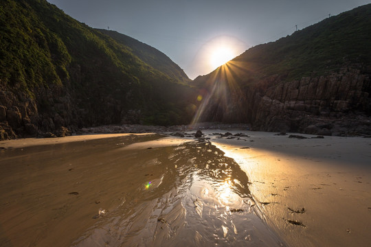 夕阳岩石