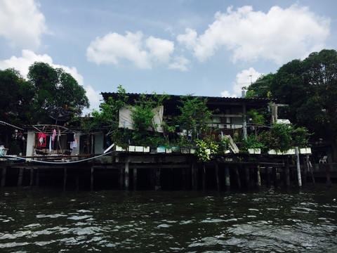 泰国湄公河亲水房屋