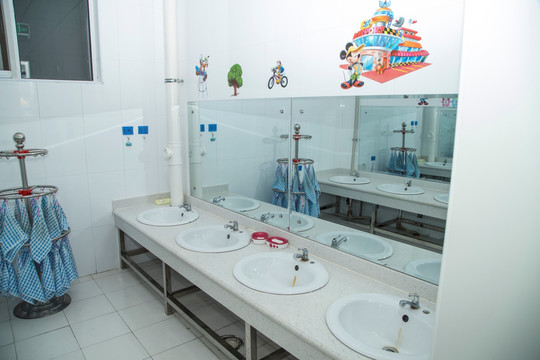 幼儿园 洗手间 卫生间