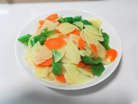 青椒胡萝卜炒土豆片