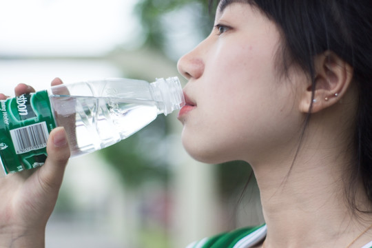 女学生喝着矿泉水