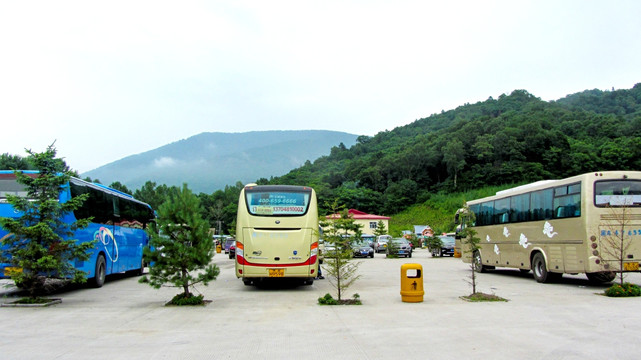 景区停车场大客车