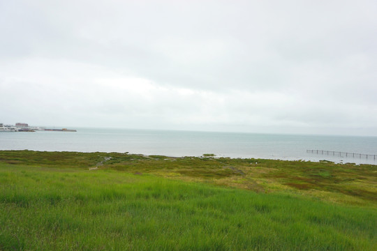 雨天的青海湖沿岸风光