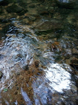 山间流水