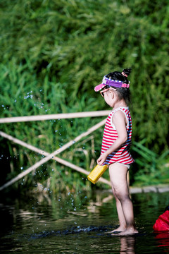 小女孩在水边戏水
