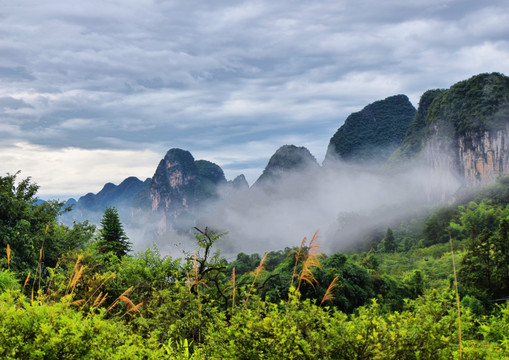 桂林风光之雾气升腾的荷苞山谷