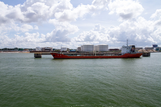 钦州港码头风光 货船