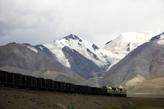 玉珠峰下的青藏铁路