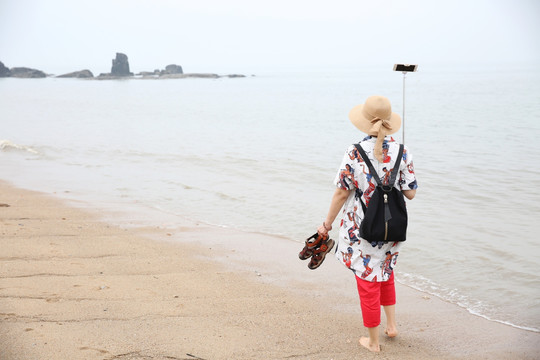 海边踏浪自拍