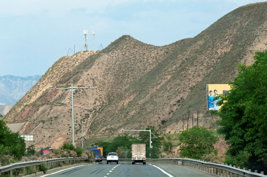 大山下的路