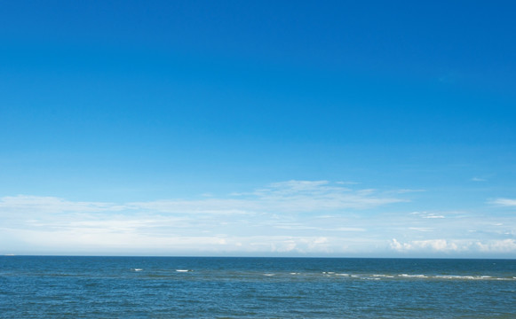 蓝天下的海面