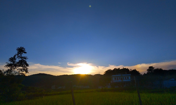 夕阳下的乡间田野