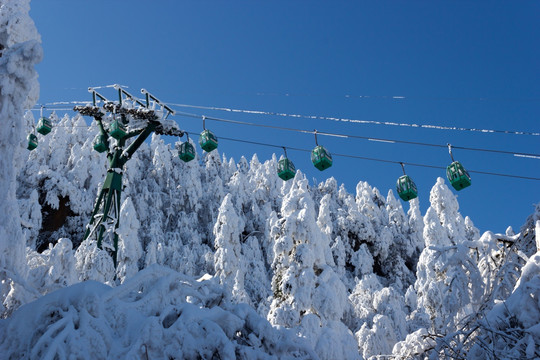 雪山上的缆车