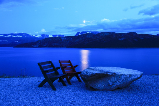 湖边石桌子