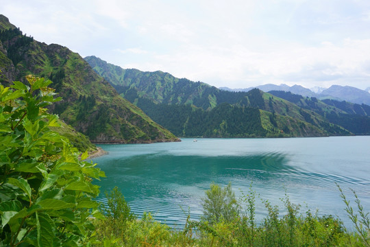 天山天池 山岳湖泊 自然景观