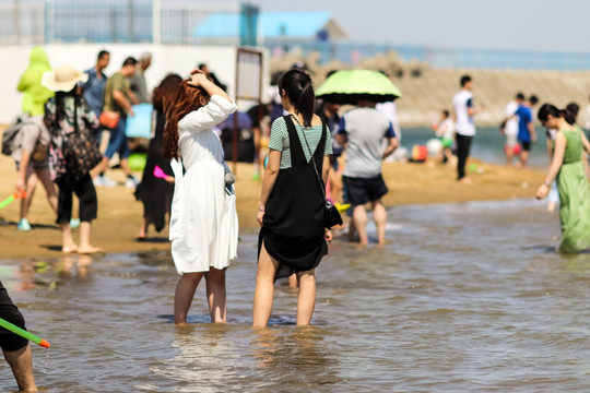 站在海滩上玩耍的女人