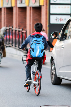 学生骑共享单车
