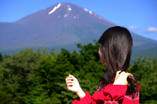 富士山下女孩背影