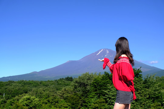 富士山下的女孩背影