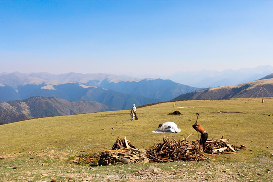 卡子拉山山顶的藏族老人