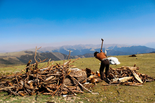 卡子拉山山顶的藏族老人
