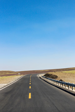 青藏高原开阔的公路