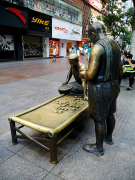 武汉江汉路步行街下象棋雕塑