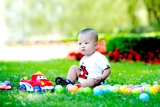 婴儿坐在草地上