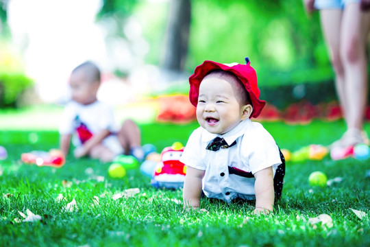 草地上微笑的婴儿
