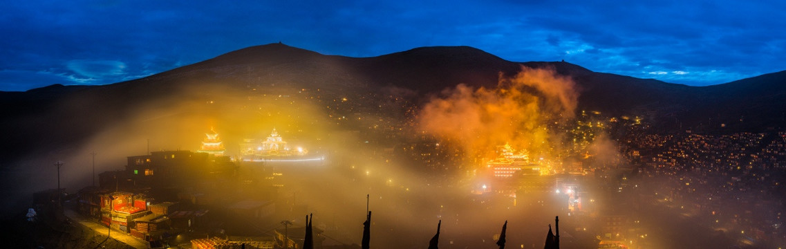 四川色达夜景全景图