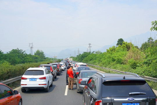 法定大假 自驾游 私家车 堵车