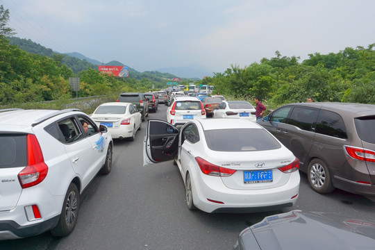 法定大假 自驾游 私家车 堵车