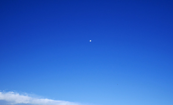 蓝天月亮 白天月亮蓝天白云素材