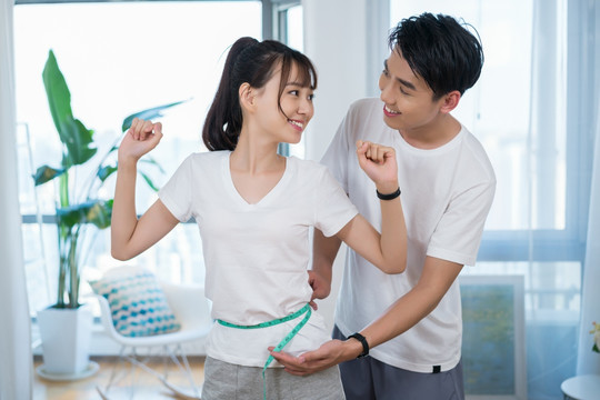 一对年轻情侣的休闲生活