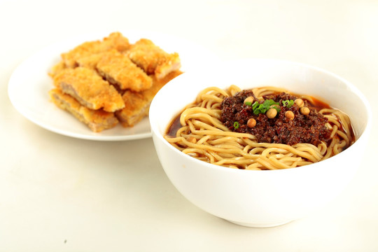 鸡排担担面