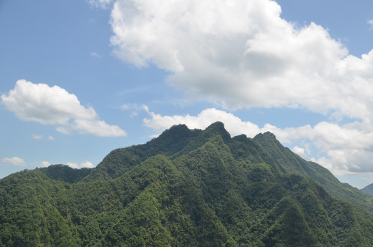 蓝天白云绿山