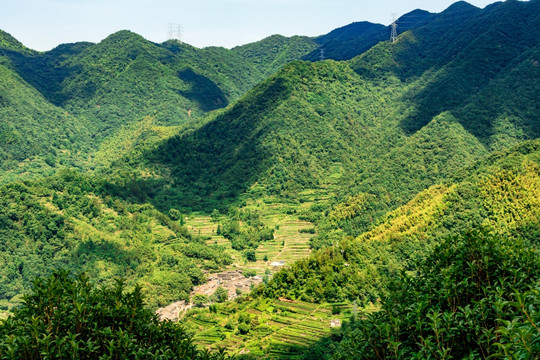 绿色山村 山峦 山峰 山中村庄