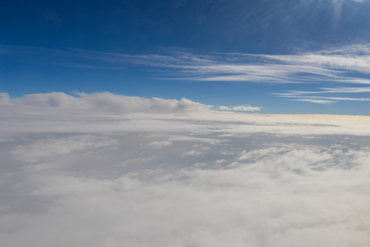 飞机上 拖尾云 高空云彩