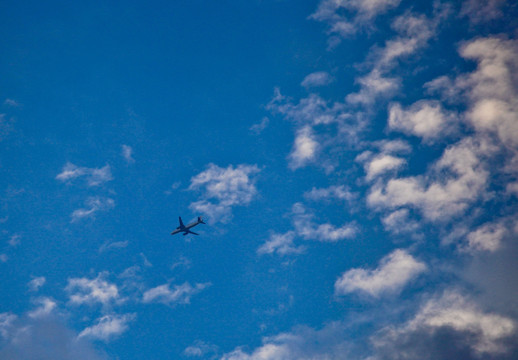 蓝天白云和飞机