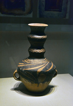 马家窑类型三联彩陶壶