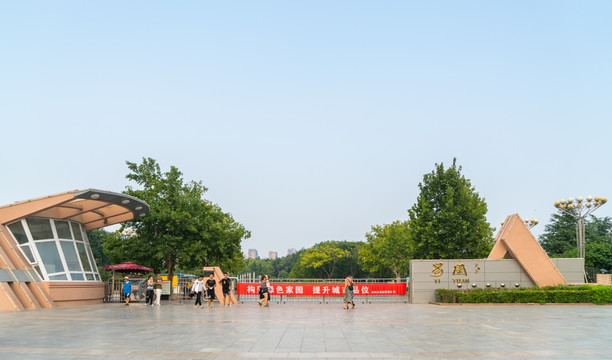易园大门