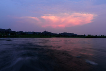 夕照湖畔美景