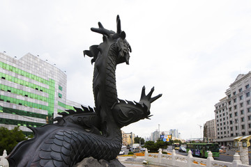 龙形雕塑